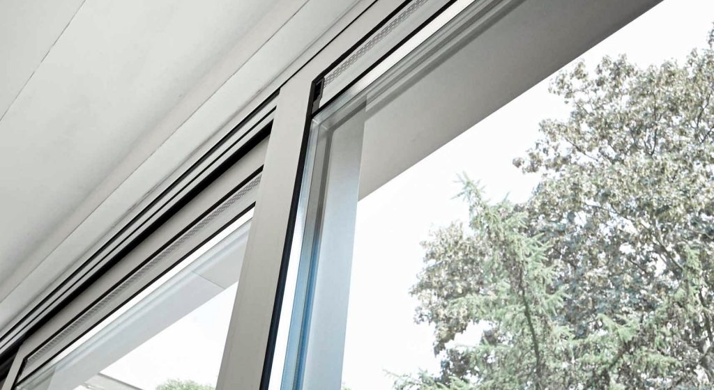 Fenster Einbau vom Fachbetrieb – Montage eines energieeffizienten Fensters im Wohnhaus
